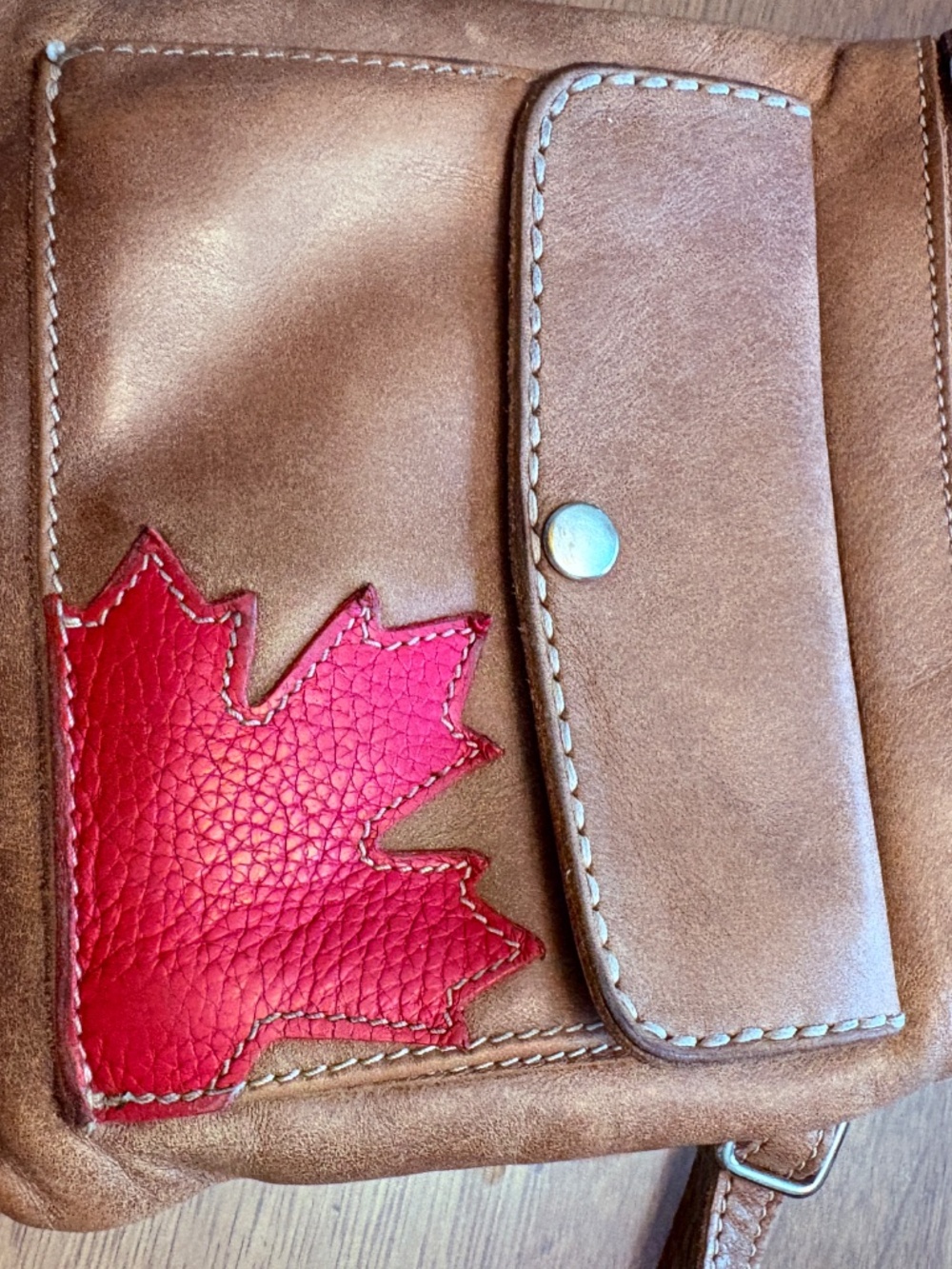 Roots Tribe Leather, Maple Leaf Urban Crossbody Pouch - Picture 3 of 9